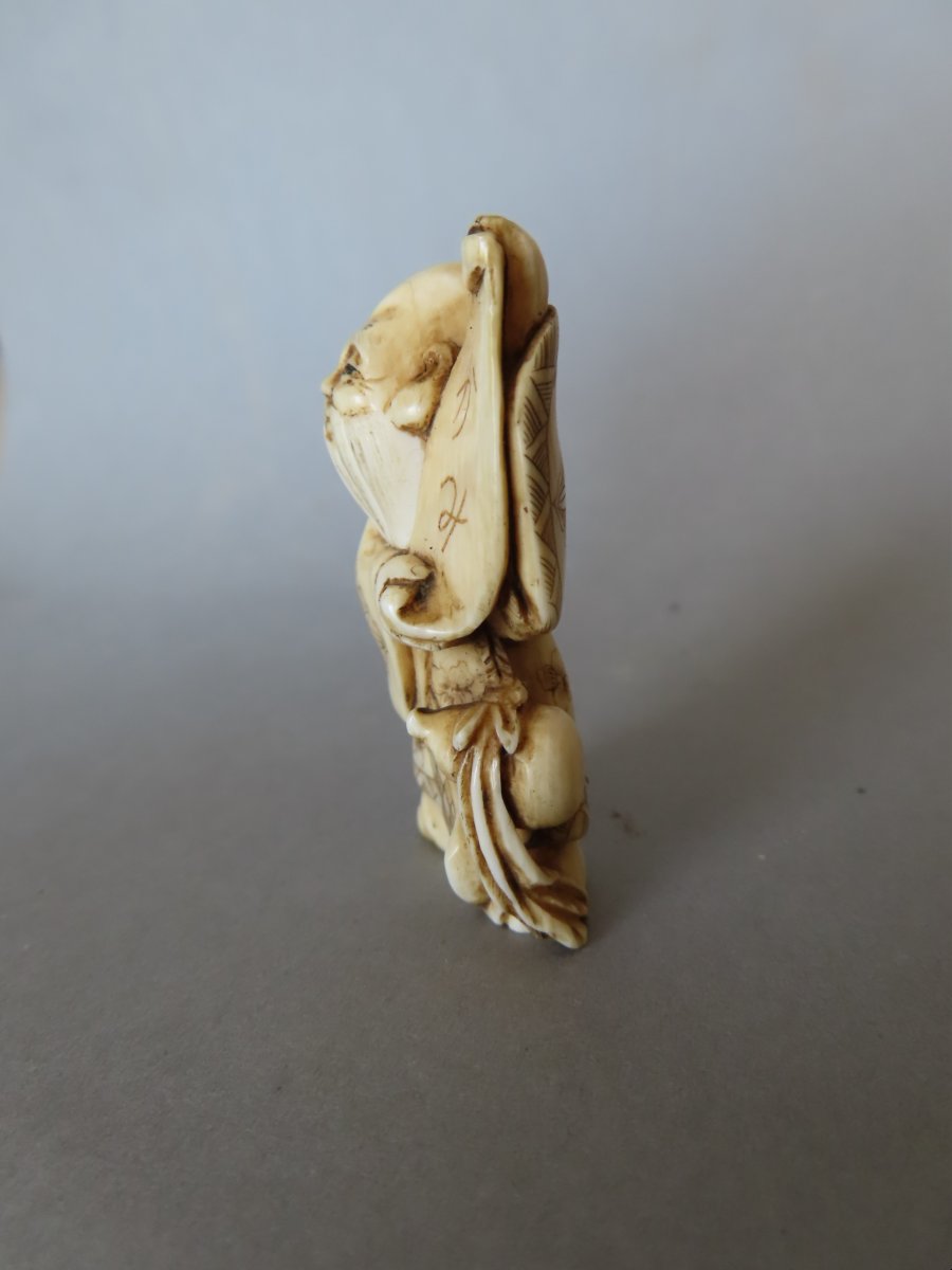 Netsuke en ivoire. Fukurokuju à la lecture. Japon époque Taisho (1912-1928 )-photo-2