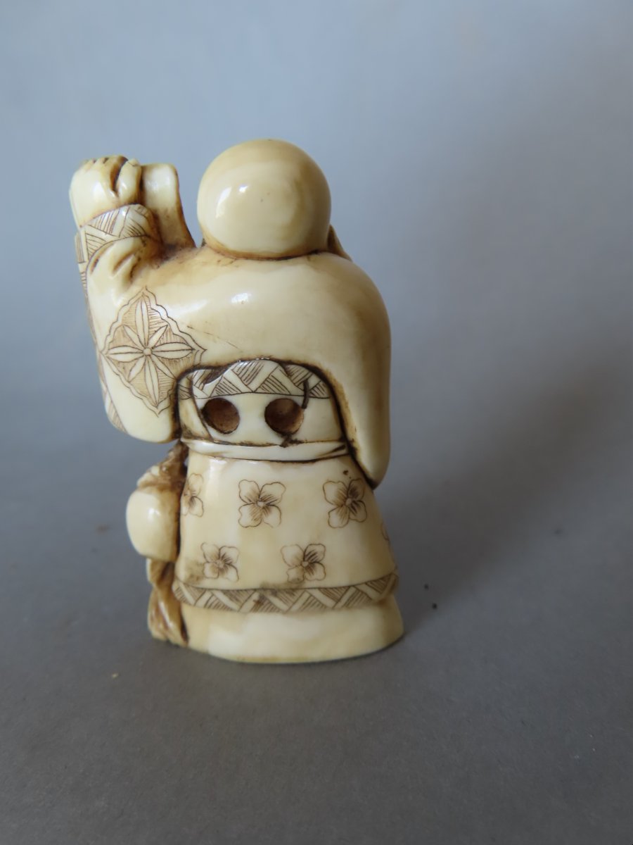 Netsuke en ivoire. Fukurokuju à la lecture. Japon époque Taisho (1912-1928 )-photo-3