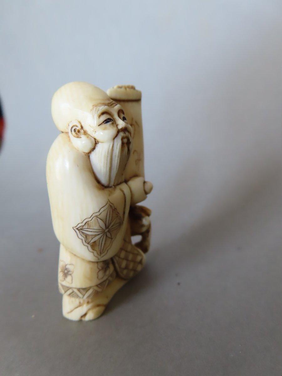 Netsuke en ivoire. Fukurokuju à la lecture. Japon époque Taisho (1912-1928 )-photo-4