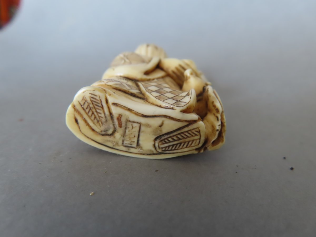 Netsuke en ivoire. Fukurokuju à la lecture. Japon époque Taisho (1912-1928 )-photo-1