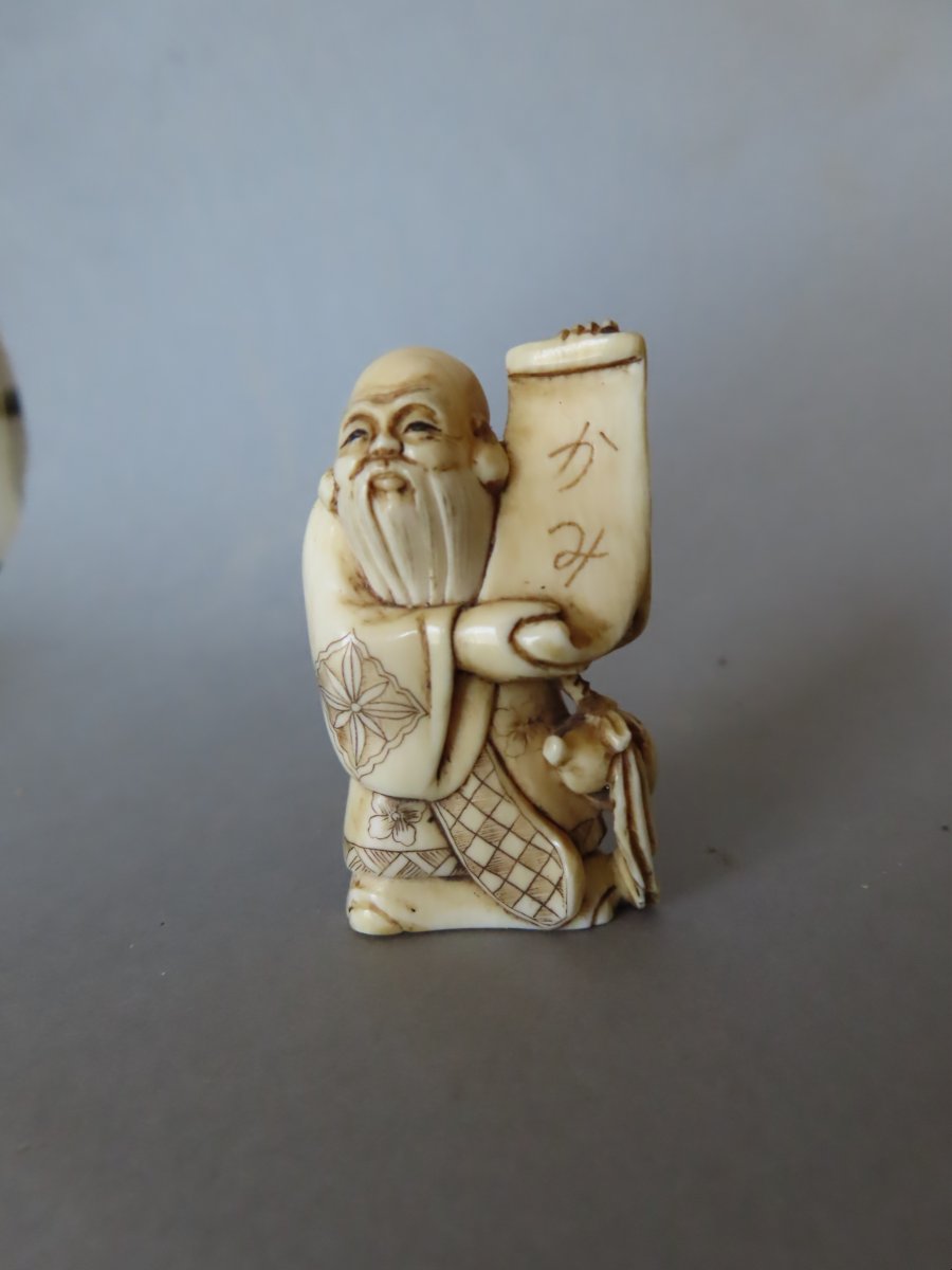 Netsuke en ivoire. Fukurokuju à la lecture. Japon époque Taisho (1912-1928 )
