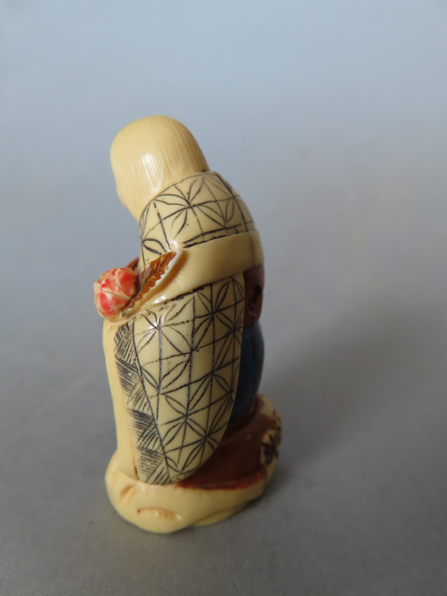 Netsuke en ivoire. Femme au chapeau. Japon époque Taisho (1912-1928 )-photo-3