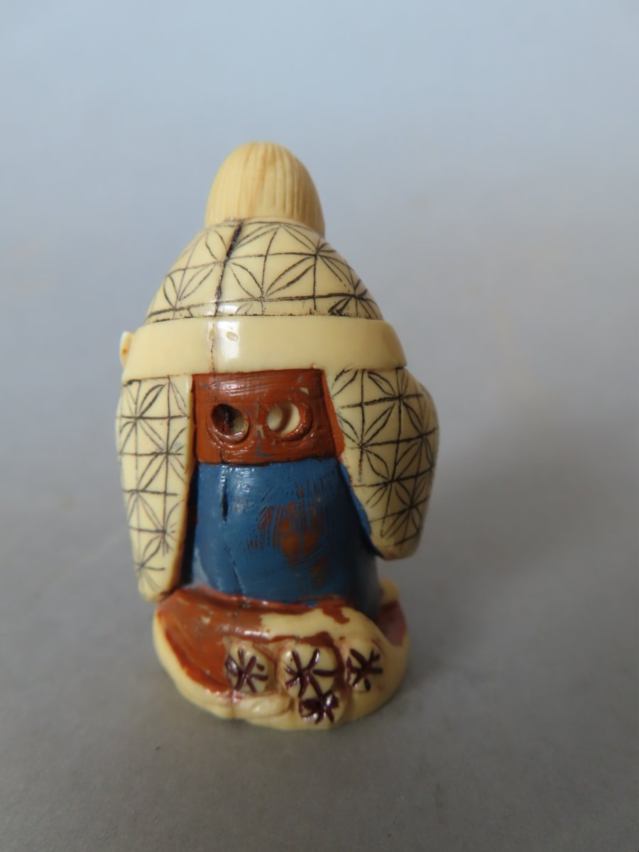 Netsuke en ivoire. Femme au chapeau. Japon époque Taisho (1912-1928 )-photo-4