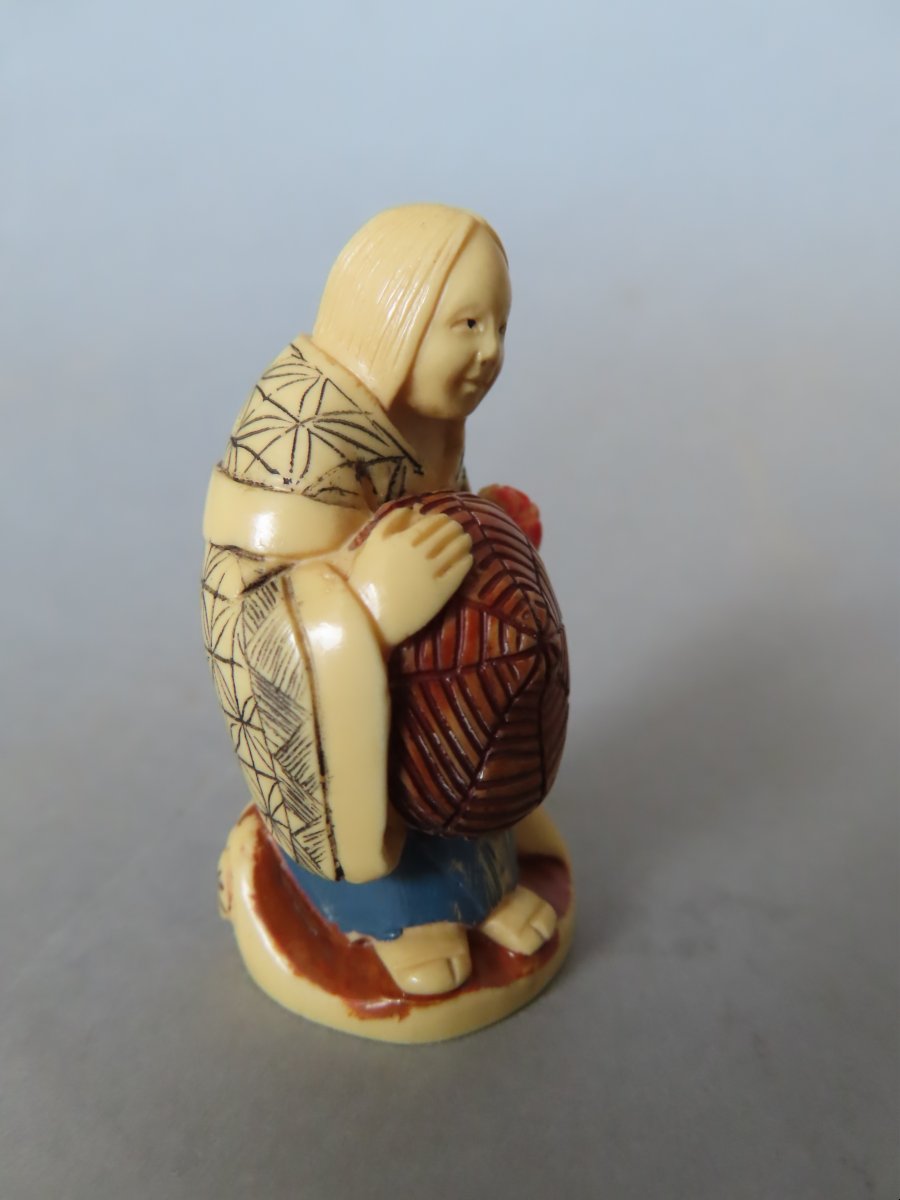Netsuke en ivoire. Femme au chapeau. Japon époque Taisho (1912-1928 )-photo-1