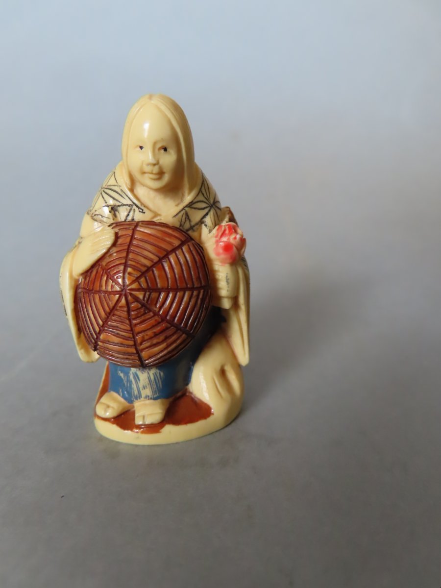 Netsuke en ivoire. Femme au chapeau. Japon époque Taisho (1912-1928 )