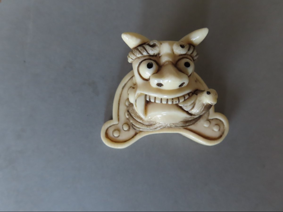 Netsuke en ivoire.  Oni affamé. Japon époque Taisho (1912-1928 )