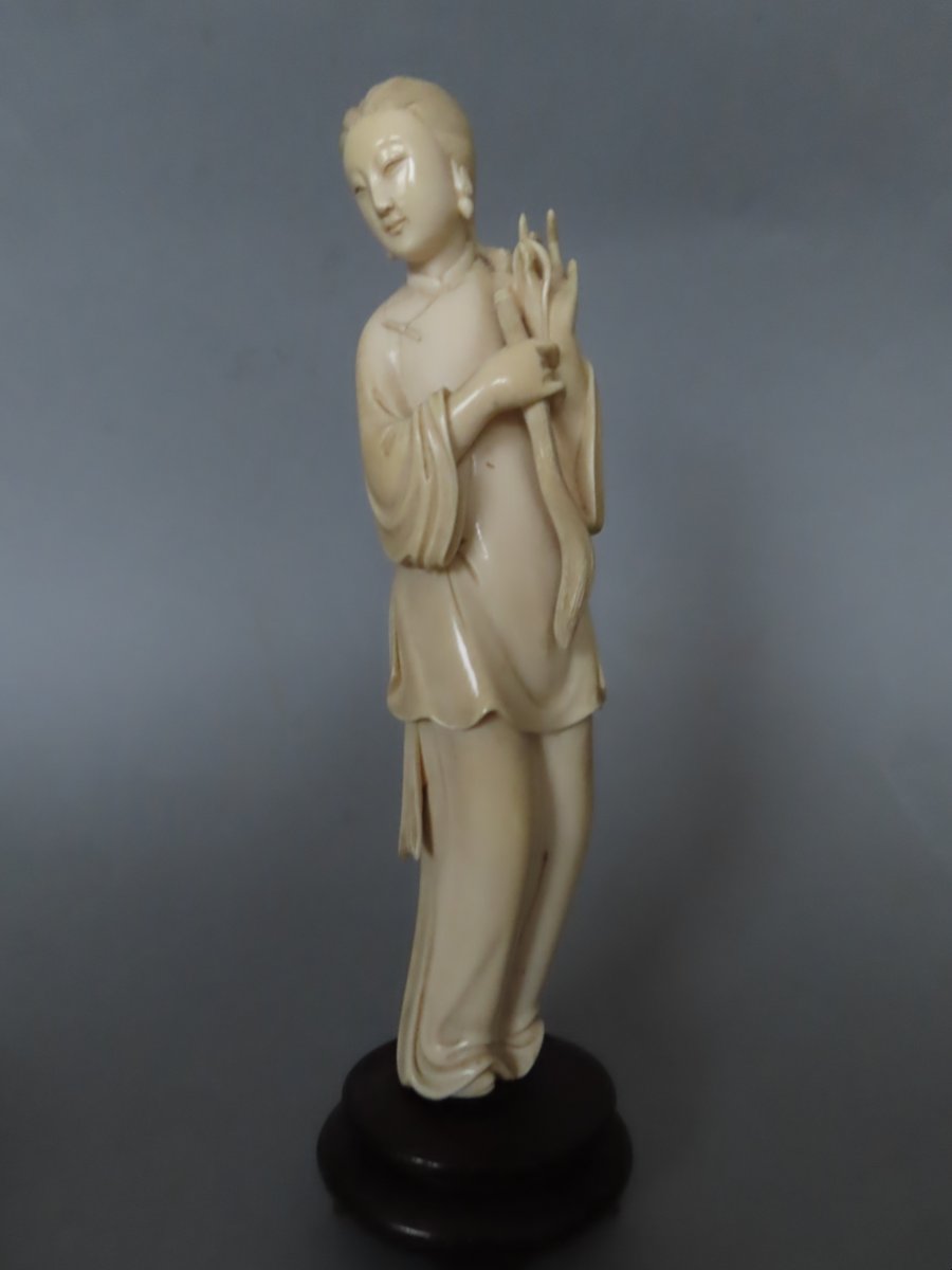 Okimono en ivoire. Gwan-Yin se coiffant. Chine 1920-30.