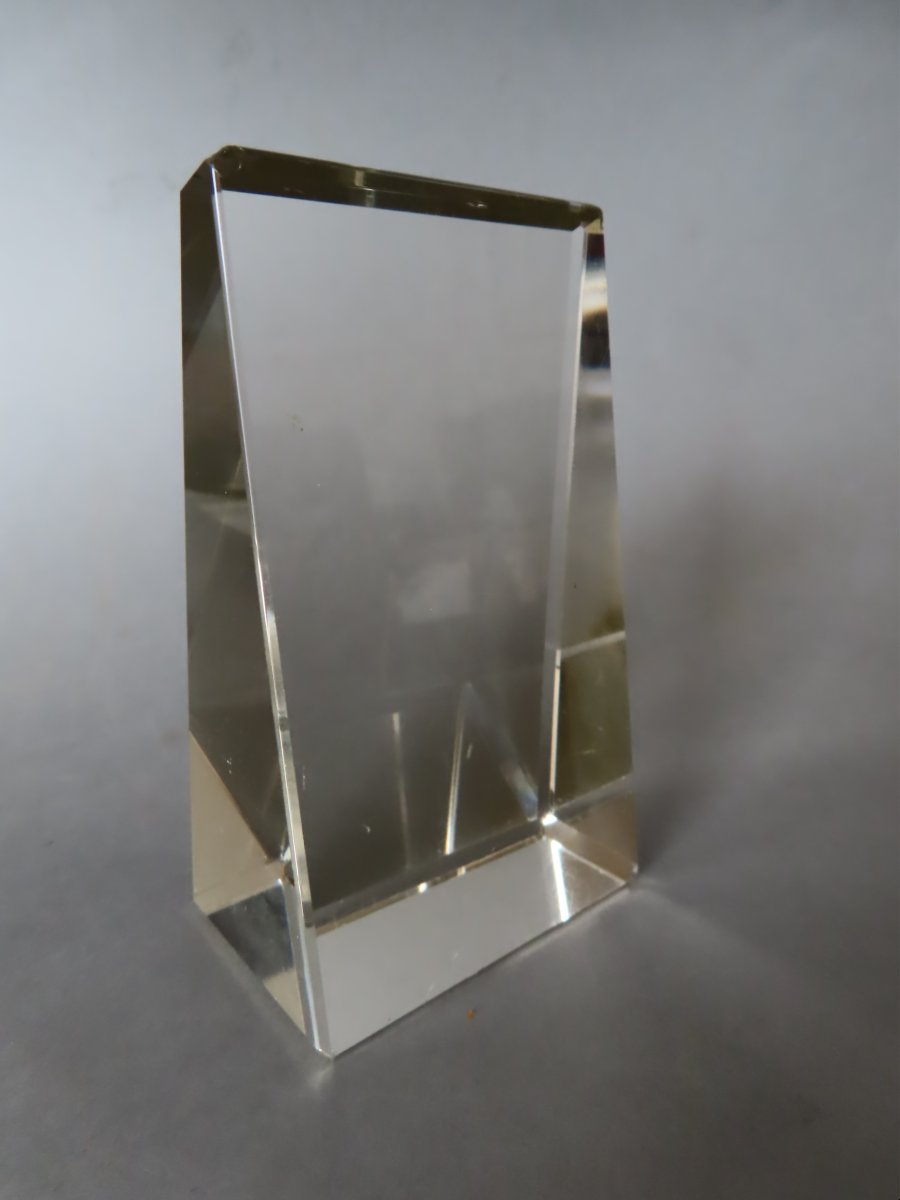 Presse-papier en verre  . Prisme.-photo-3