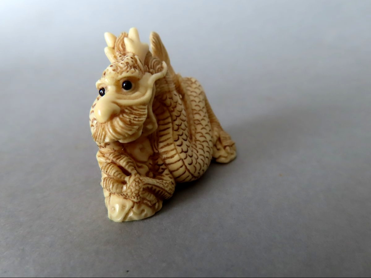 Netsuke  en ivoire. Dragon. Signé Tomotada, école de Kyoto. Japon époque Meiji (1868-1912 )-photo-2