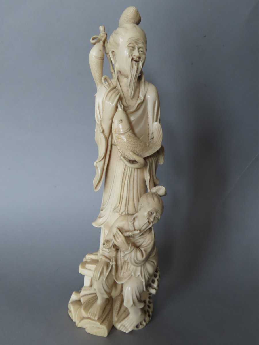 Okimono en ivoire. Deux pêcheurs heureux. Chine 1920-30.