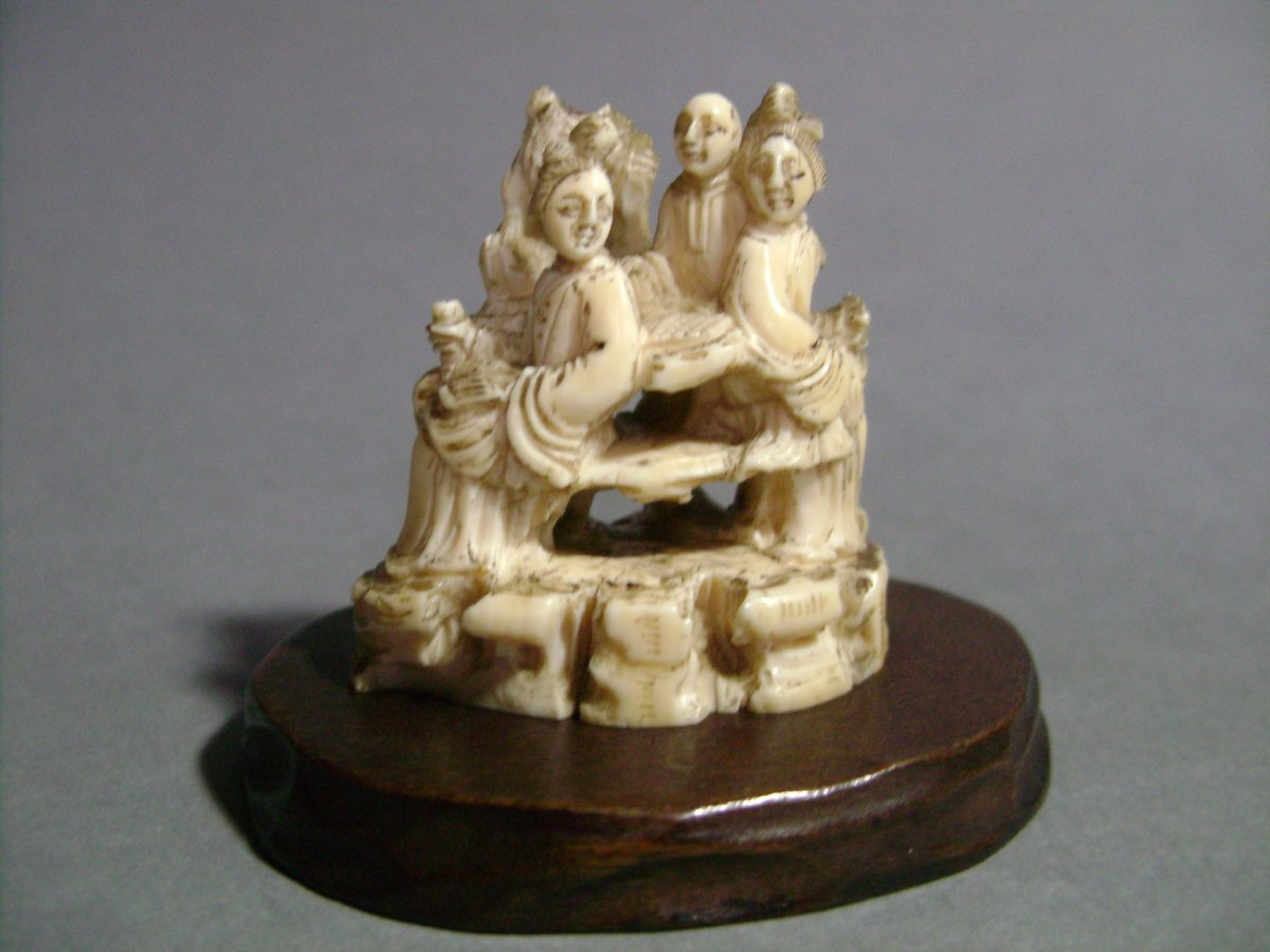 Netsuke en Ivoire. Couple de Jeunes Femmes et Karako. Japon Début époque Meiji (1868-1912 )