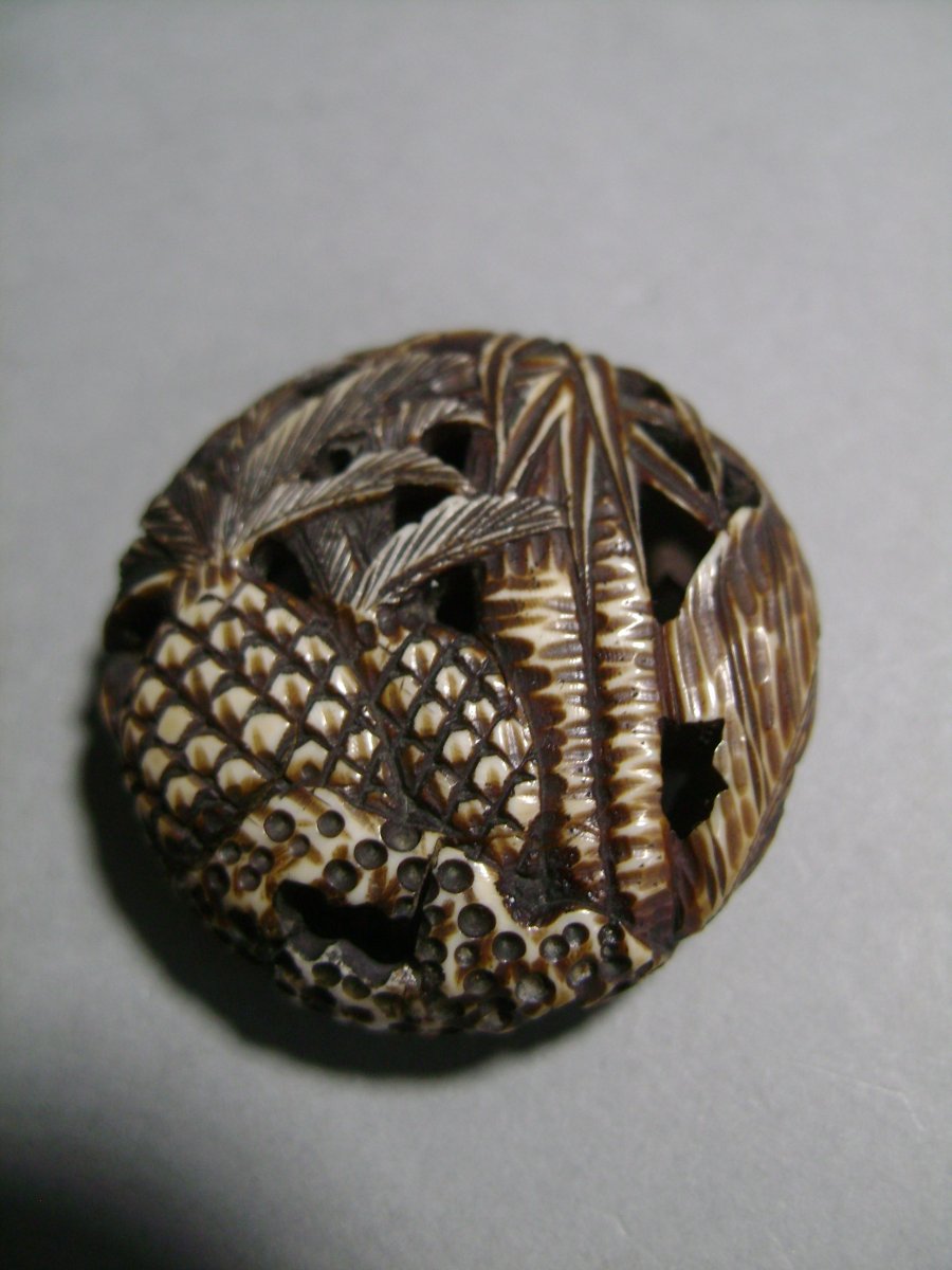 Ryusa Netsuke en ivoire. manju aux ananas. Japon époque Edo (1662-1868 )-photo-1