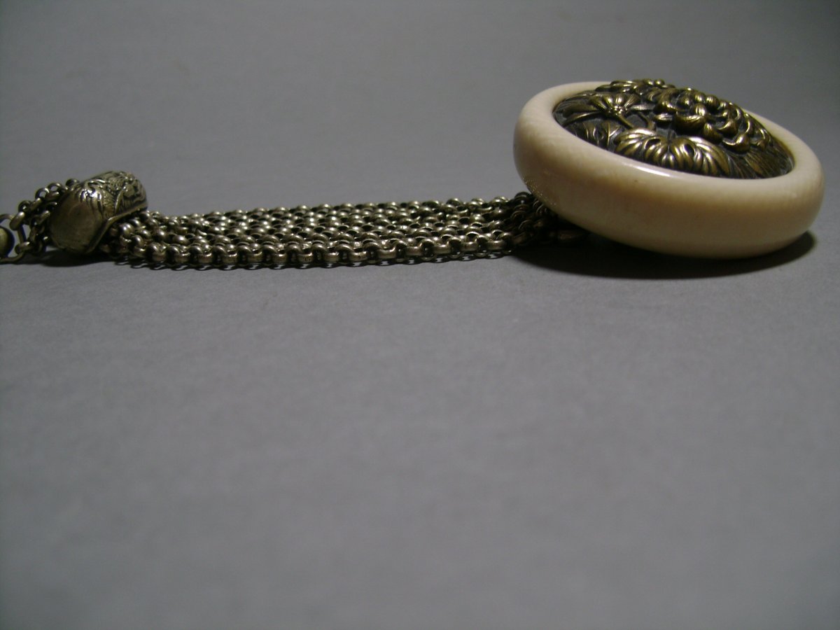 Netsuke. Ivory Kagamibuta And Its Chain. Late Edo Early Meiji.-photo-2