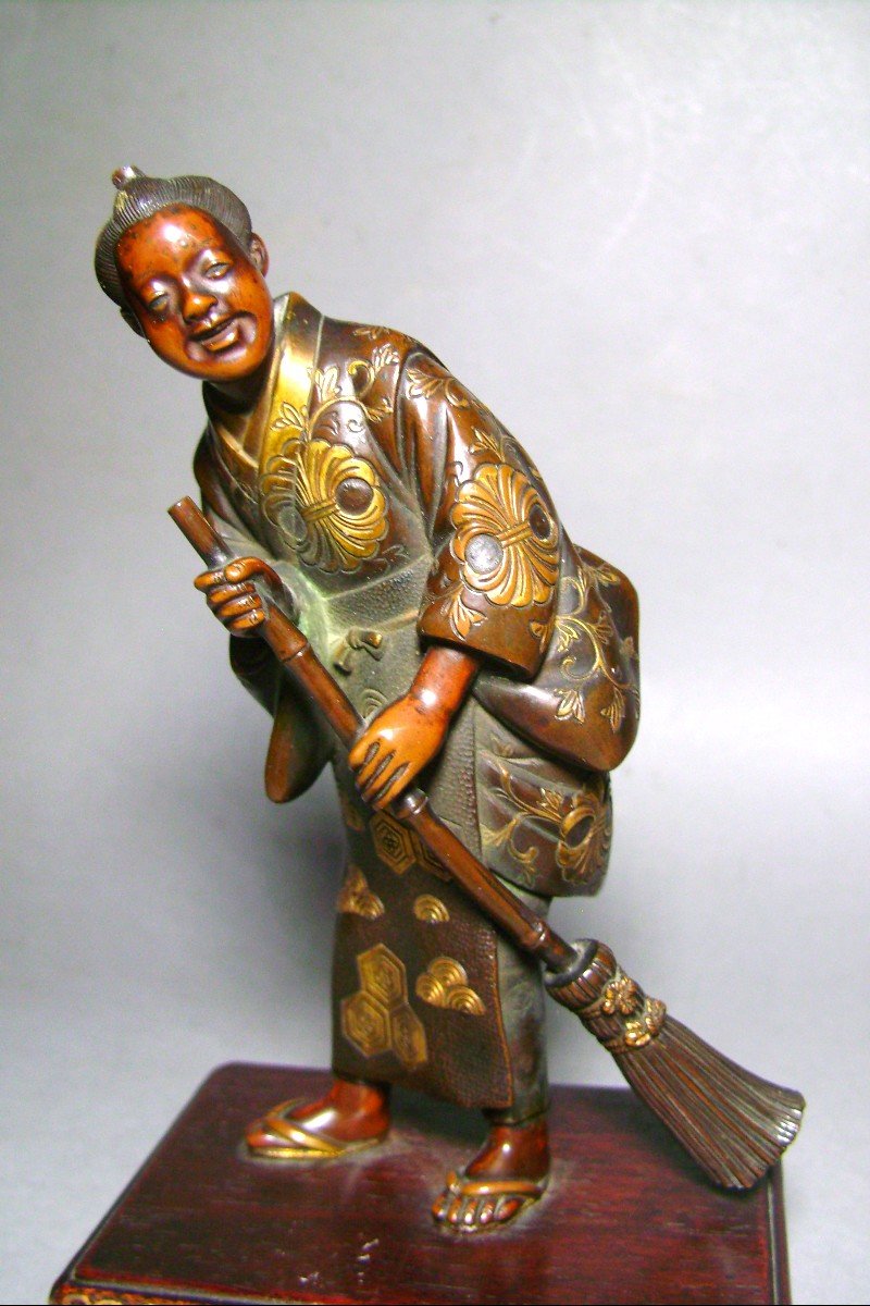 Bronze Okimono. The Sweeper. Signed Miyao. Japan Early Meiji Period (1868-1912)-photo-2
