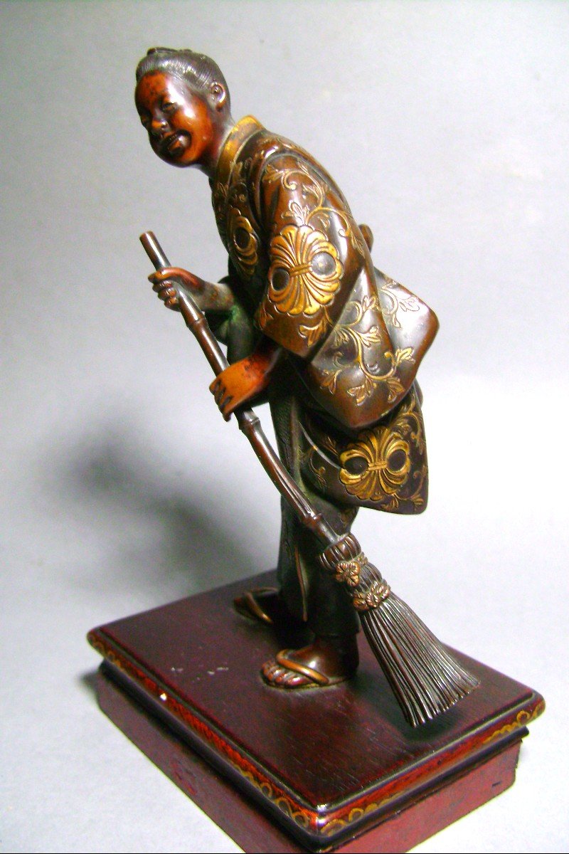 Bronze Okimono. The Sweeper. Signed Miyao. Japan Early Meiji Period (1868-1912)-photo-3