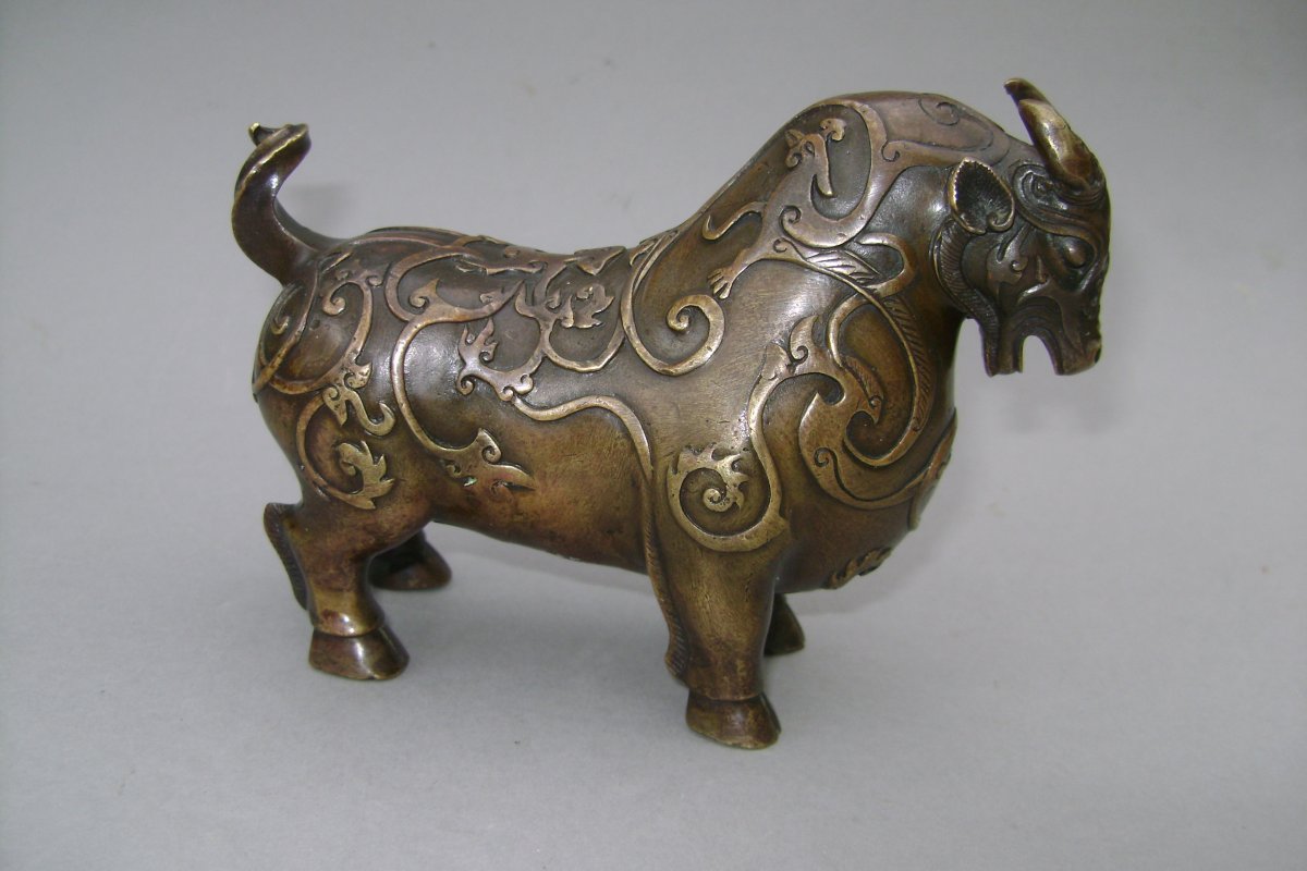 Okimono en bronze. Taureau stylisé.  Chine XIXème-photo-2