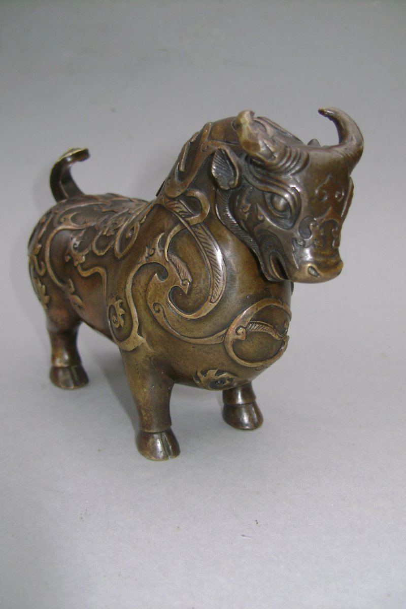Okimono en bronze. Taureau stylisé.  Chine XIXème-photo-3