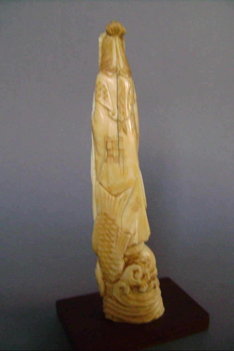 Okimono en ivoire. La déesse Kannon sur une carpe koï. Japon début XXème.-photo-2