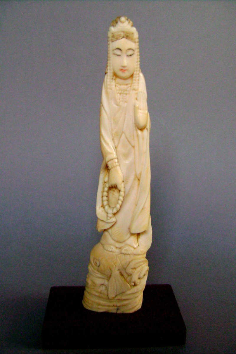 Okimono en ivoire. La déesse Kannon sur une carpe koï. Japon début XXème.