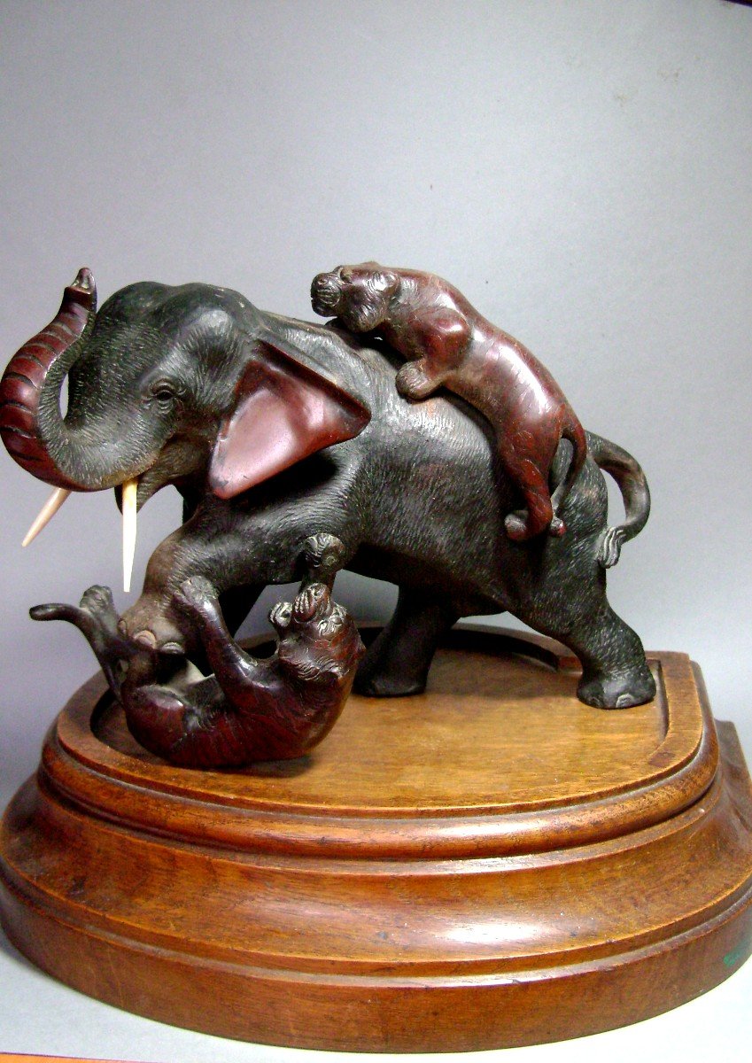 Chryséléphantine. Okimono en bronze. Deux tigres attaquent un éléphant. Japon fin époque Edo (1603-1868 )
