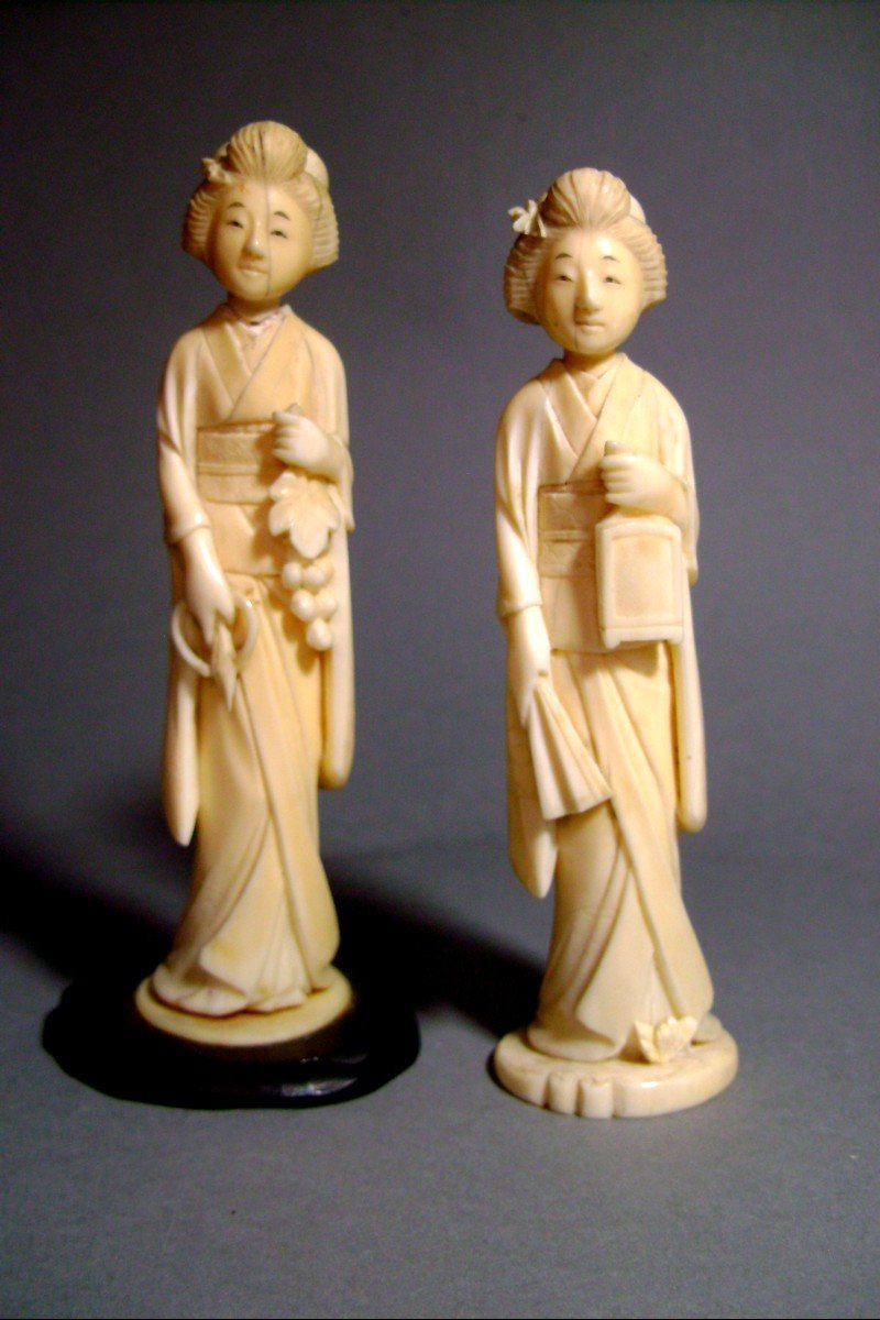 Deux okimono en ivoire.  La vigneronne et la geisha. Japon époque Meiji (1868-1912 )
