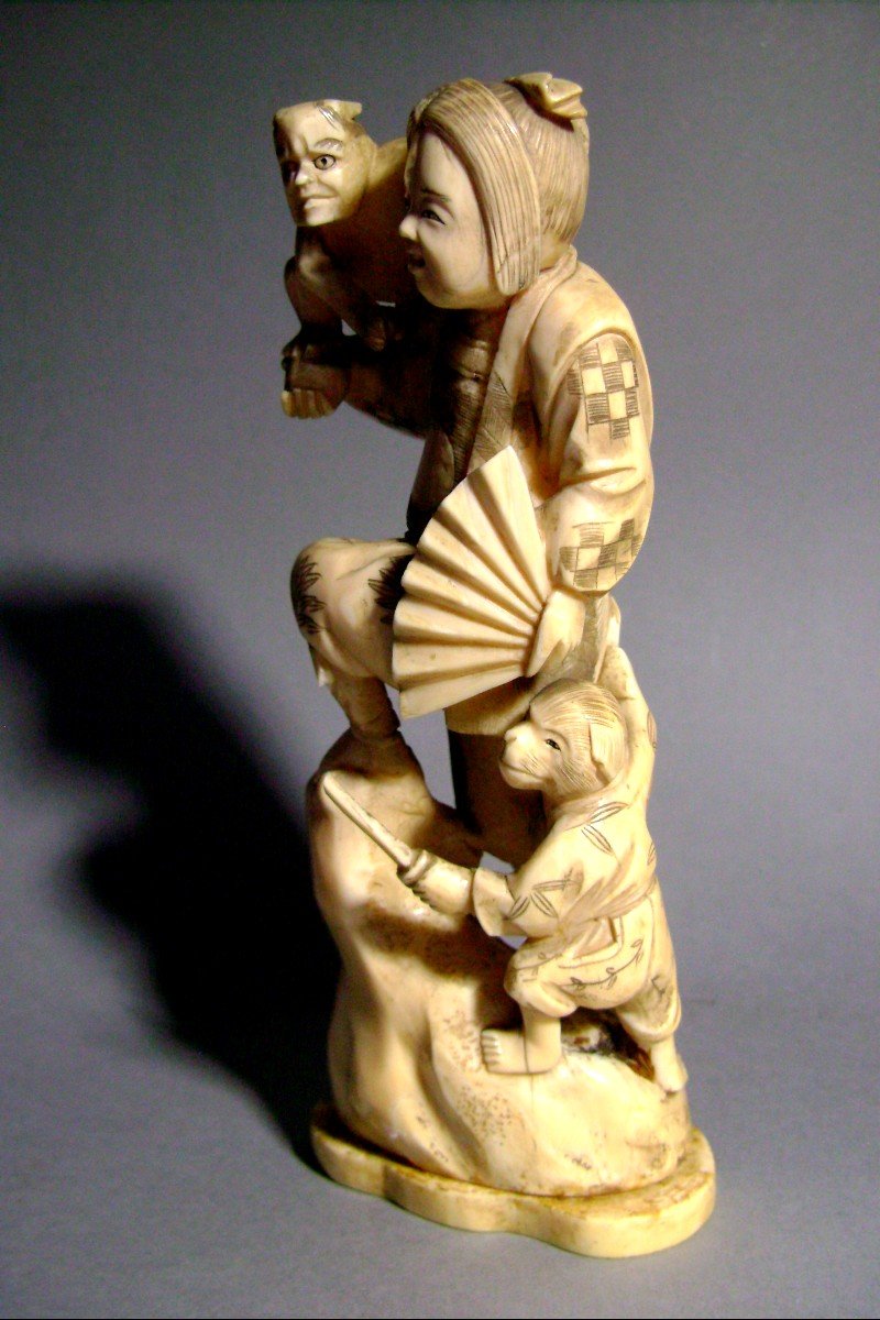 Okimono en ivoire. Okame  l'Oni et le singe. Japon fin XIXème-photo-2