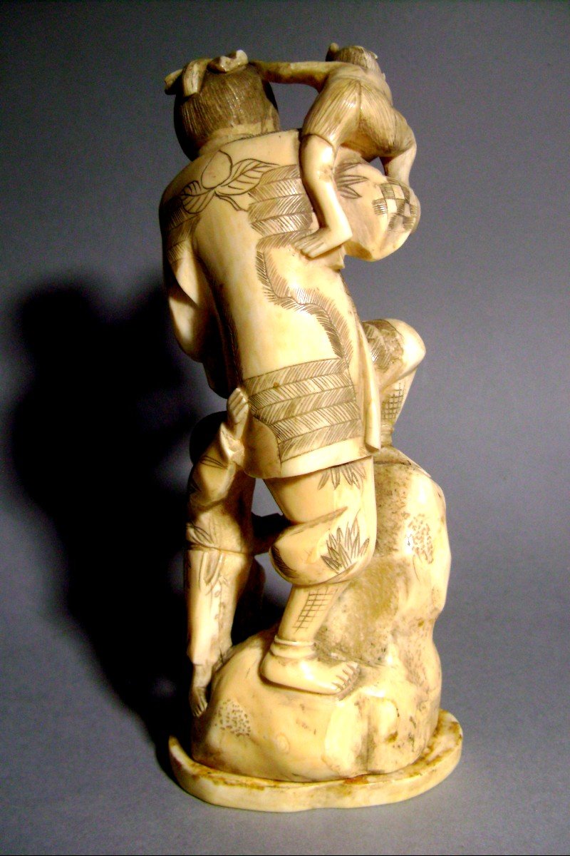 Okimono en ivoire. Okame  l'Oni et le singe. Japon fin XIXème-photo-4