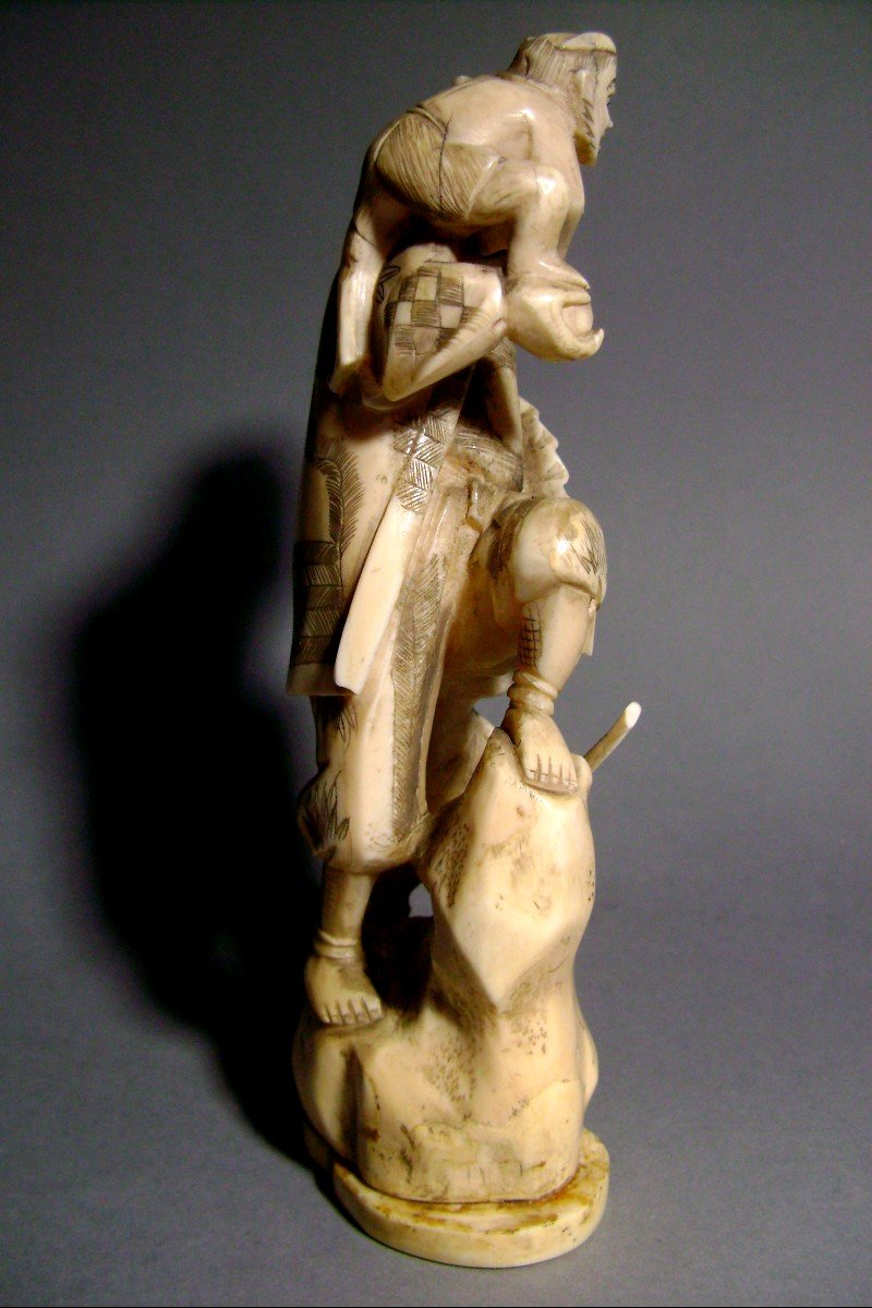 Okimono en ivoire. Okame  l'Oni et le singe. Japon fin XIXème-photo-1