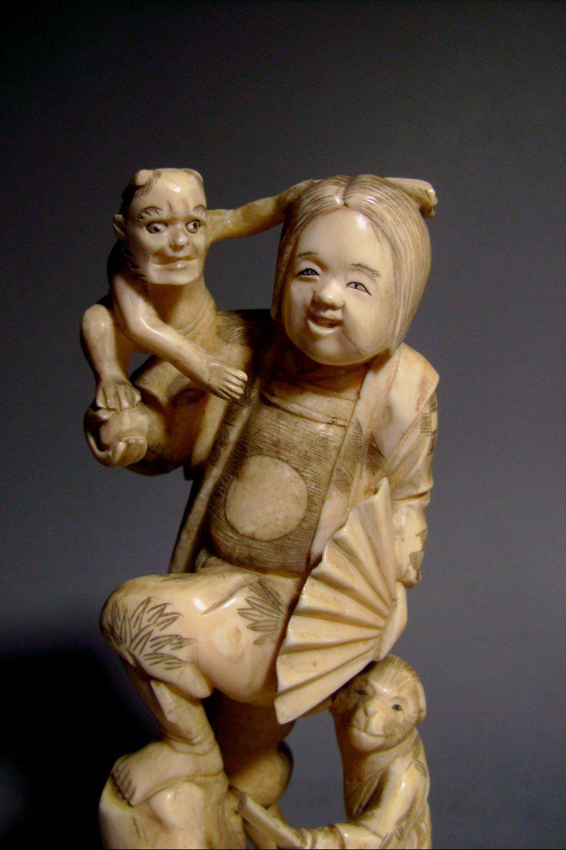 Okimono en ivoire. Okame  l'Oni et le singe. Japon fin XIXème-photo-2