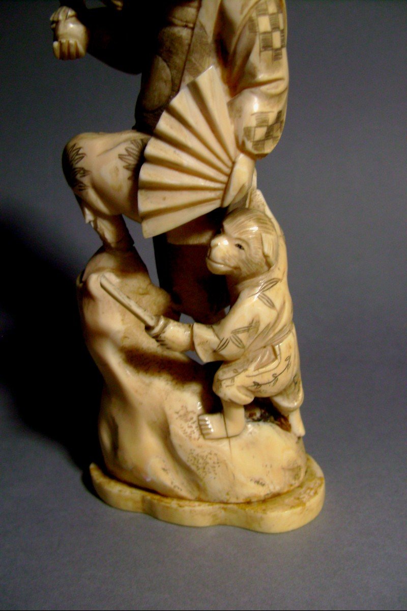 Okimono en ivoire. Okame  l'Oni et le singe. Japon fin XIXème-photo-3