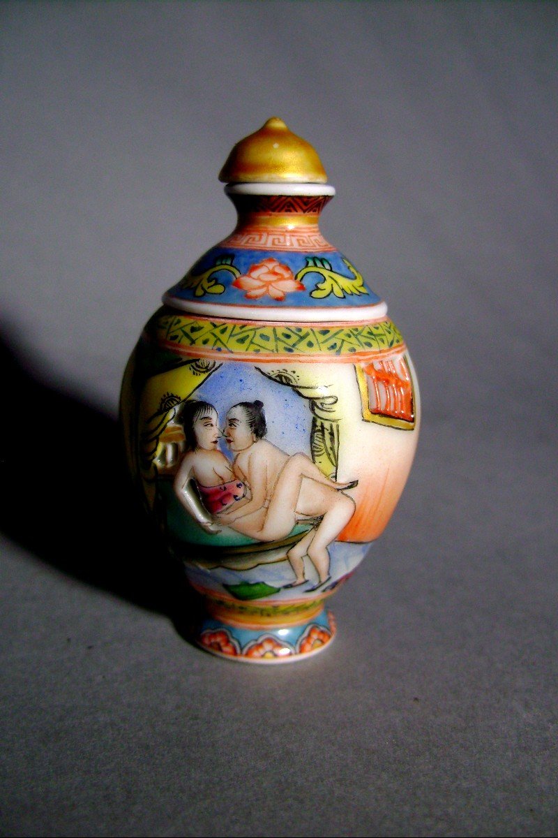 Tabatière à double corps en porcelaine, érotique. Chine début XXème