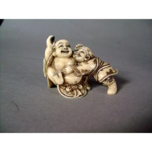 Netsuke In Ivory. Hotei And Daikoku Heckling. Japan Meiji Period (1868-1912)