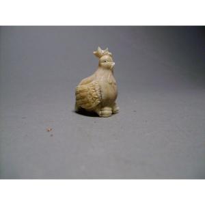 Netsuke En Ivoire. Poule Couvant. Japon époque Taisho (1912-1928 )