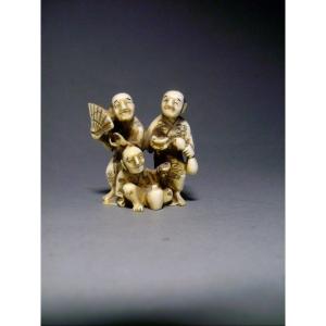 Netsuke en ivoire.  Les buveurs de sake. Japon Fin Meiji (1868-1912 )