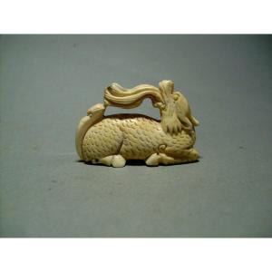 Netsuke En Ivoire.  Monstre à écailles. Japon, Fin époque Meiji .