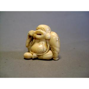 Netsuke en Ivoire. Hotei mangeant. Signé Sako, école de Kyoto, époque Meiji (1868-1912 )