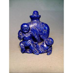 Tabatière en lapis lazuli. Bagarre d'enfants. Chine début XXème.