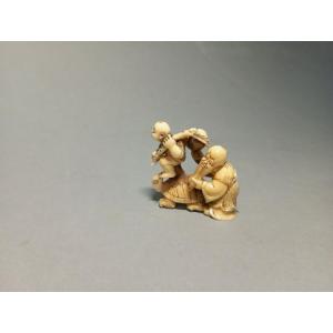 Ivory Netsuke. The Old Man, The Child And The Turtle. Japan Taisho Period (1912-1928)