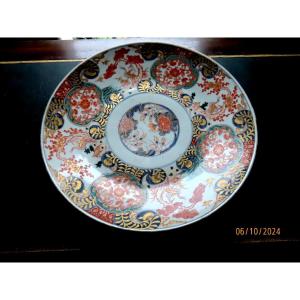 Grand Plat en porcelaine Imari. Japon fin XIXème début XXème