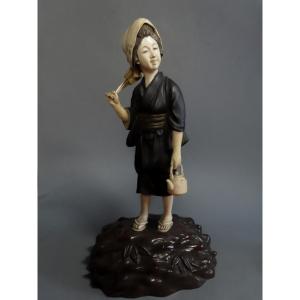Okimono Bronze And Ivory, Chryselephantine. Young Woman With A Teapot. Japan, Meiji (1868-1912)
