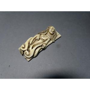 Netsuke en ivoire. Sorcière au bûcher. Japon époque Meiji (1868-1912 )