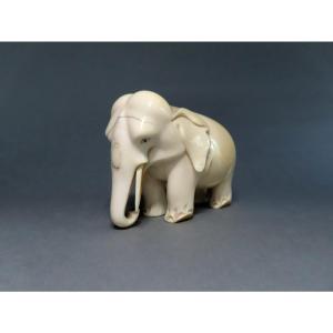 Statuette en ivoire. Eléphant. Afrique 1930-40.