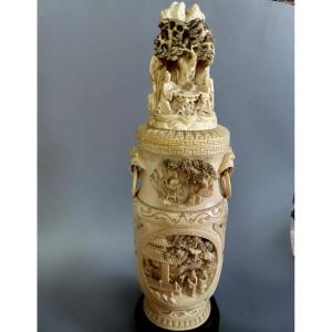 Grand Vase  couvert en ivoire. Chine 1920-30.
