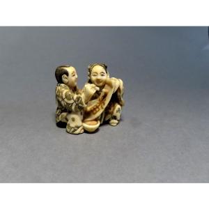 Netsuke en ivoire. Les petits scribes. Japon époque Taisho (1912-1928 )