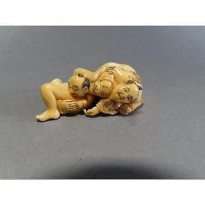 Netsuke  en ivoire. Groupe d'homosexuels. Curiosa. Japon époque Taisho (1912-1928 )