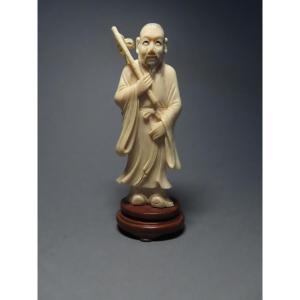 Okimono en ivoire. Le joueur de sakuachi. Chine 1920-30.