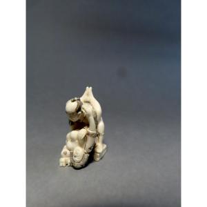 Erotic Ivory Netsuke. Embracing Couple. Curiosa. Japan Taisho Period (1912-1928)