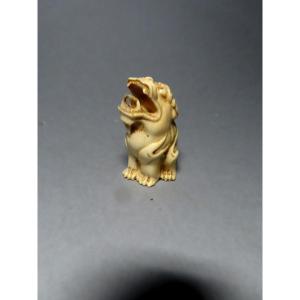 Netsuke en ivoire. Shishi. Japon époque Meiji (1868-1912 )