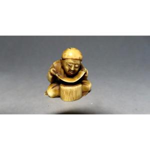 Netsuke en ivoire. La lecture du kakemono. Japon époque Meiji (1868-1912 )