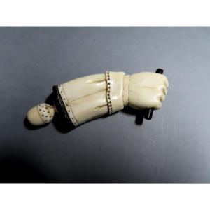 Etui   à allumettes en ivoire. Pyrogène . XIXème